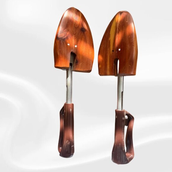 Cedar Shoe Trees – Adjustable Medium/Large Pair - Picture 2 of 2